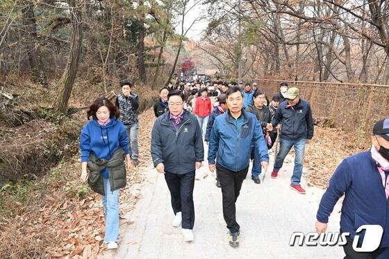 본문 이미지 - 우이령길을 걷는 강수현 양주시장과 시민들 (사진제공=양주시)