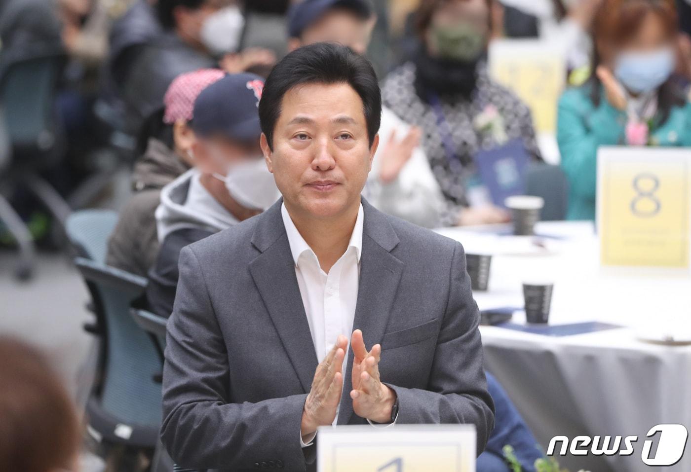 오세훈 서울시장이 지난해 광진구 건국대학교 새천년관에서 열린 희망의 인문학 입학식에 참석해 박수를 치고 있다. 2023.4.11/뉴스1 ⓒ News1 허경 기자