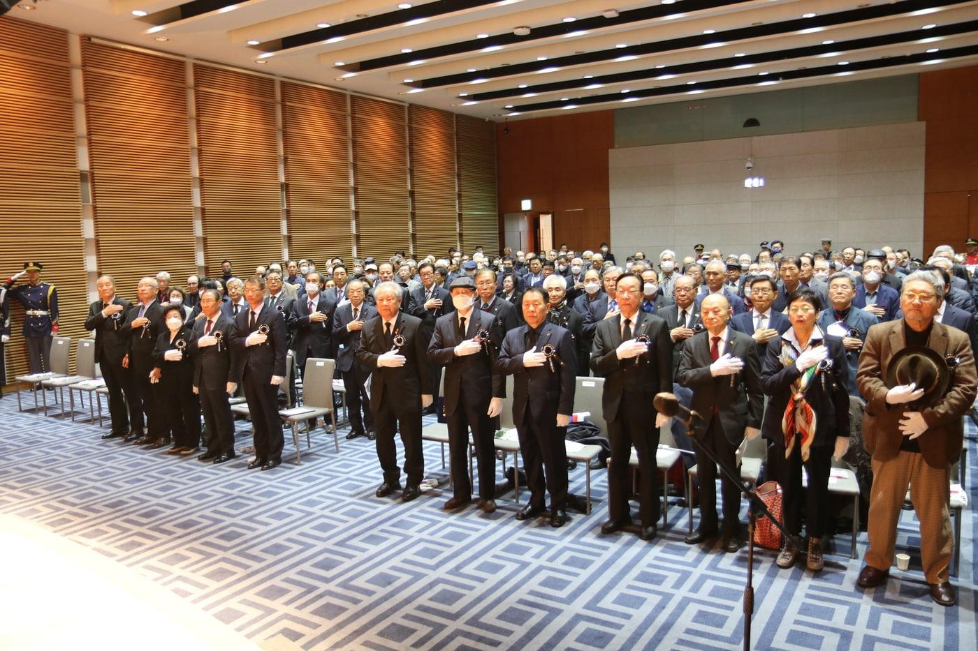 본문 이미지 - 11일 서울 용산구 백범김구기념관에서 열린 제104주기 대한민국 임시정부 선열 추념식 중 참석자들이 국민의례를 하고 있다.(광복회 제공)