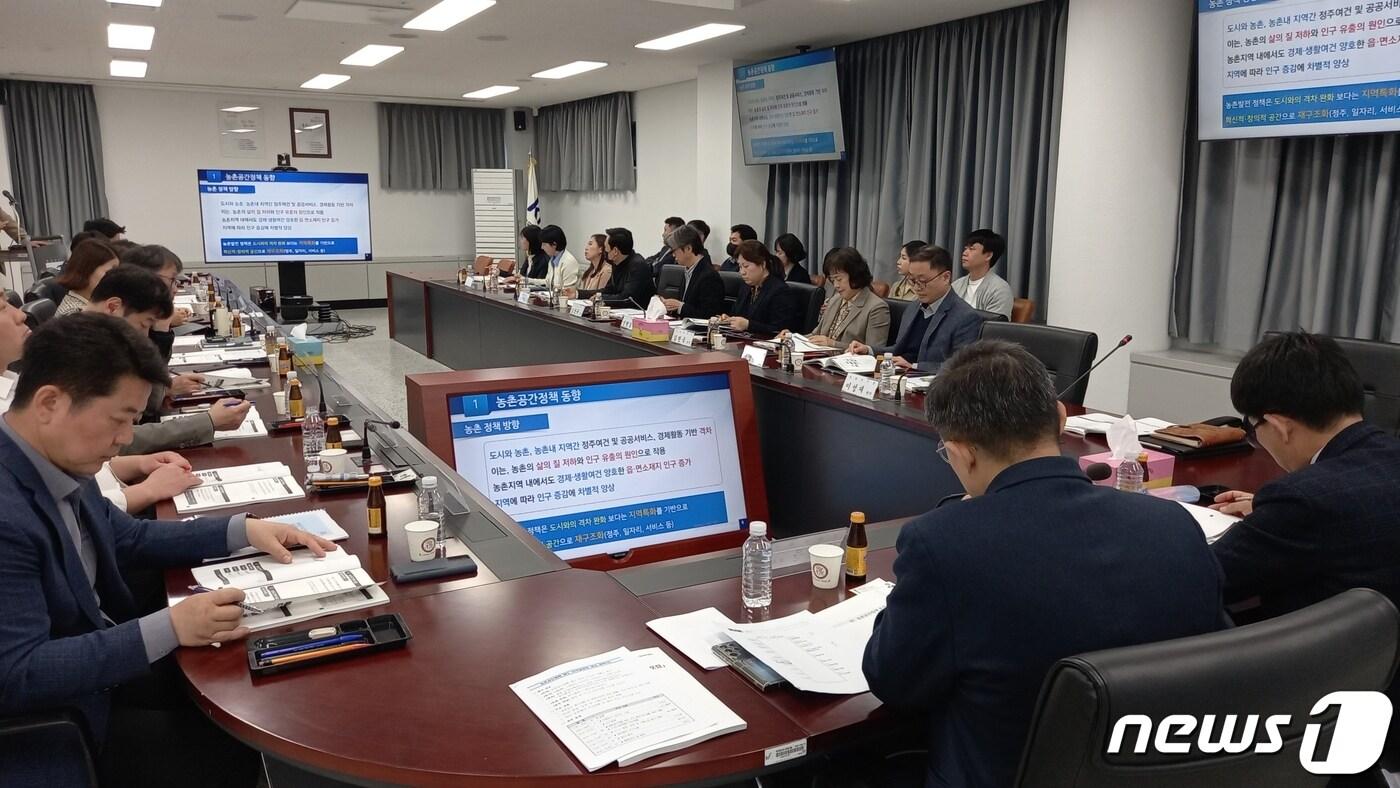 한국농어촌공사 전북지역본부가 농촌공간계획법 제정에 따른 농촌 공간 변화 모색을 위해 11일 ‘KRC 전북 농어촌발전포럼’을 개최했다.(한국농어촌공사 전북지역본부 제공)2023.4.11/뉴스1