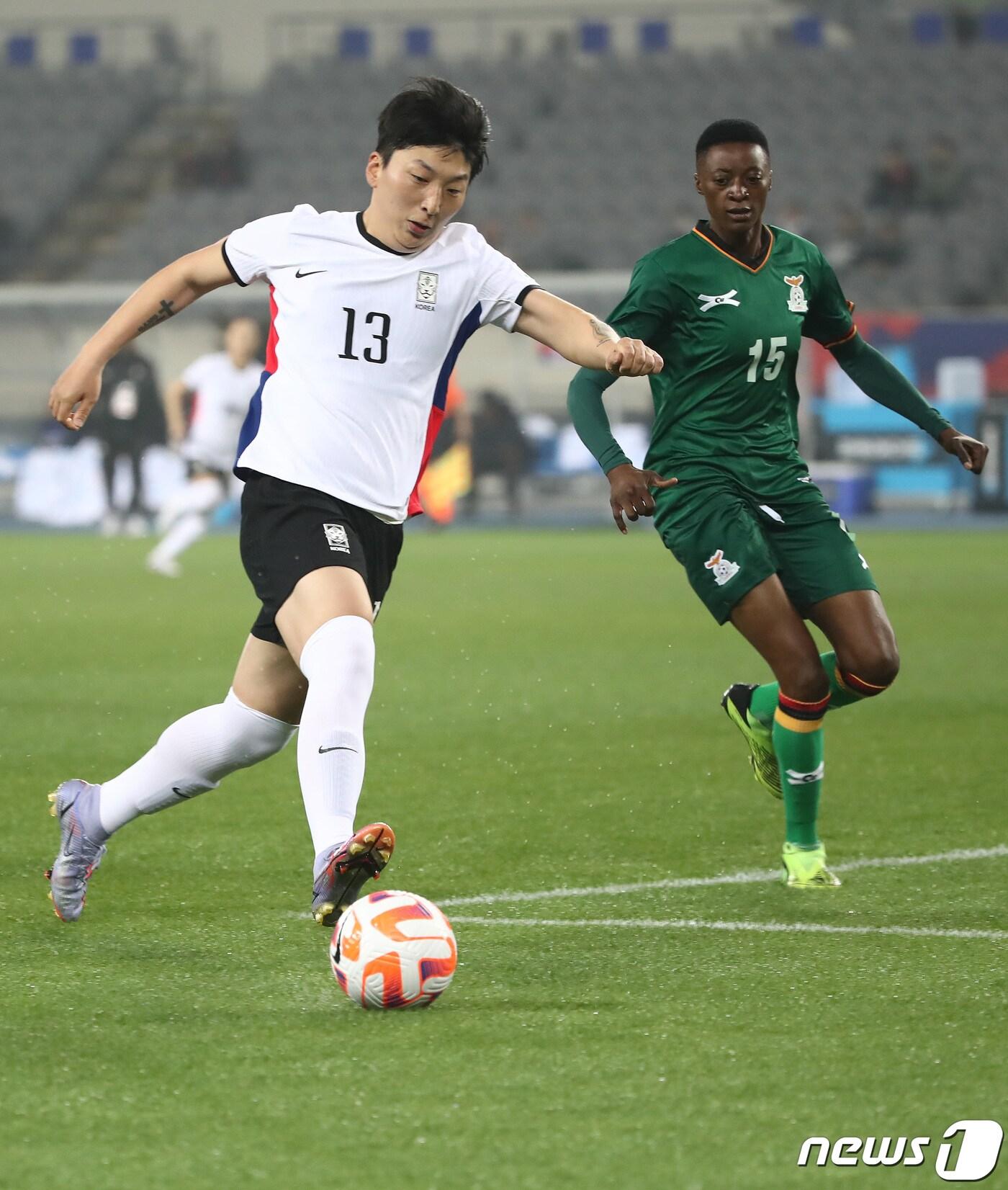 본문 이미지 - 여자 축구 국가대표 박은선이 11일 오후 경기 용인미르스타디움에서 열린 '신세계 이마트 초청 여자축구국가대표팀 친선경기' 대한민국과 잠비아 2차전 경기에서 돌파를 시도하고 있다. 2023.4.11/뉴스1 ⓒ News1 김민지 기자