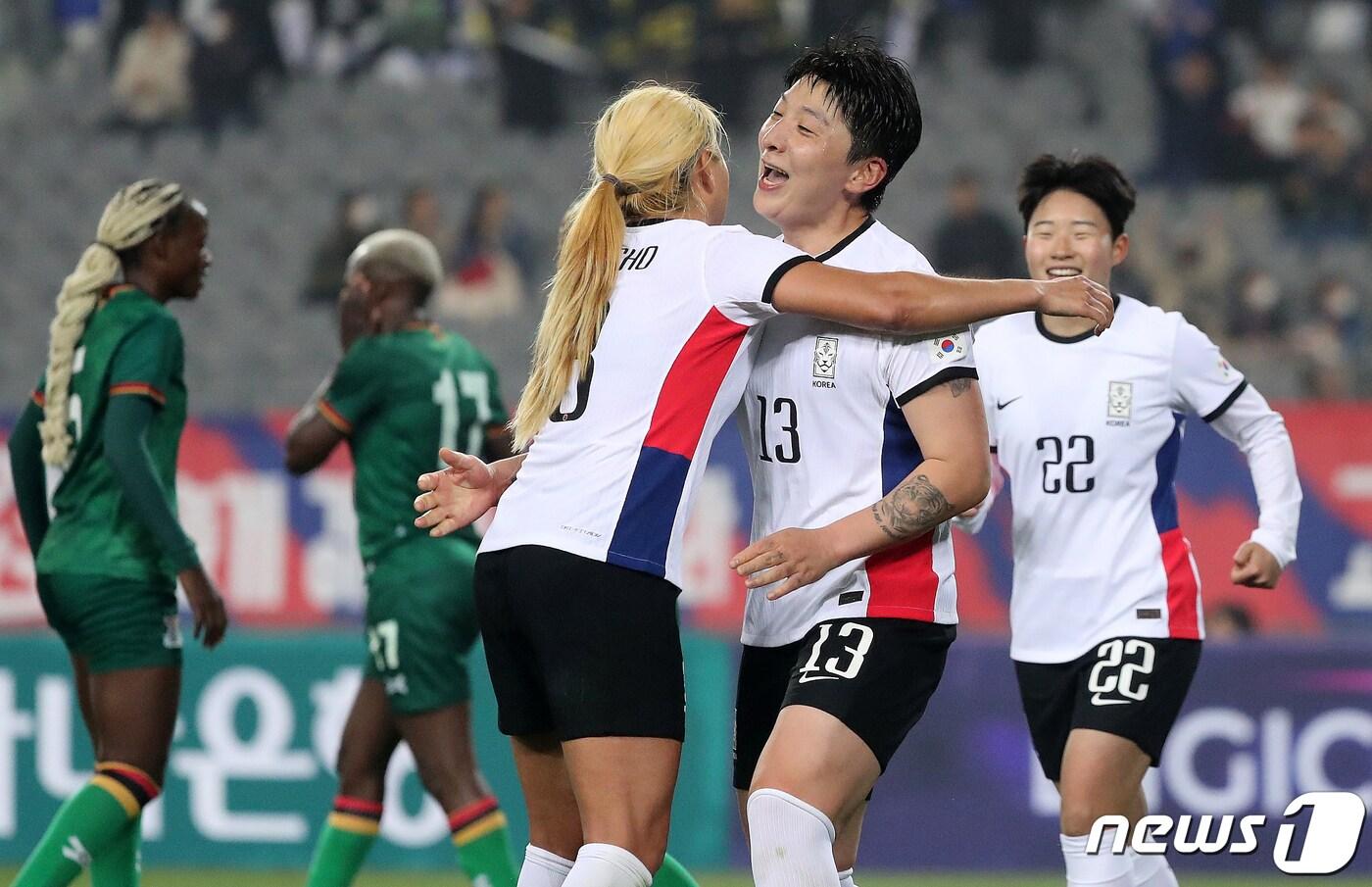 본문 이미지 - 11일 오후 경기 용인미르스타디움에서 열린 '신세계 이마트 초청 여자축구국가대표팀 친선경기' 대한민국과 잠비아 2차전 경기, 대한민국 박은선이 후반 팀의 다섯 번째 골을 성공시킨 후 조소현과 기쁨을 나누고 있다. 2023.4.11/뉴스1 ⓒ News1 김진환 기자