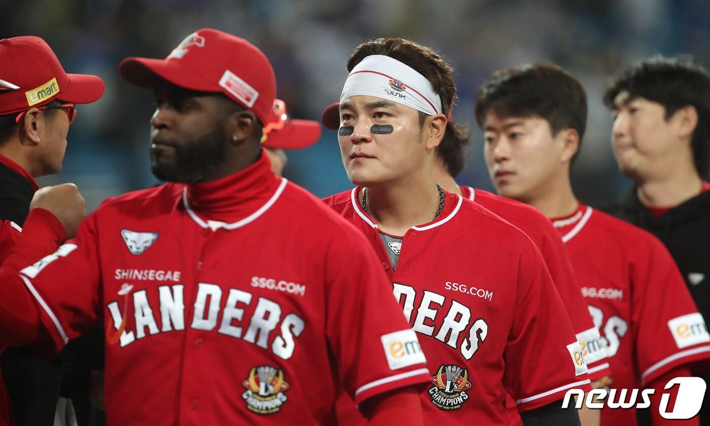 11일 오후 대구 삼성라이온즈파크에서 열린 프로야구 &#39;신한은행 SOL 2023 KBO리그&#39; SSG 랜더스와 삼성 라이온즈의 경기, 5-4 승리를 거둔 SSG 추신수와 선수들이 기쁨을 나누고 있다. 2023.4.11/뉴스1 ⓒ News1 공정식 기자