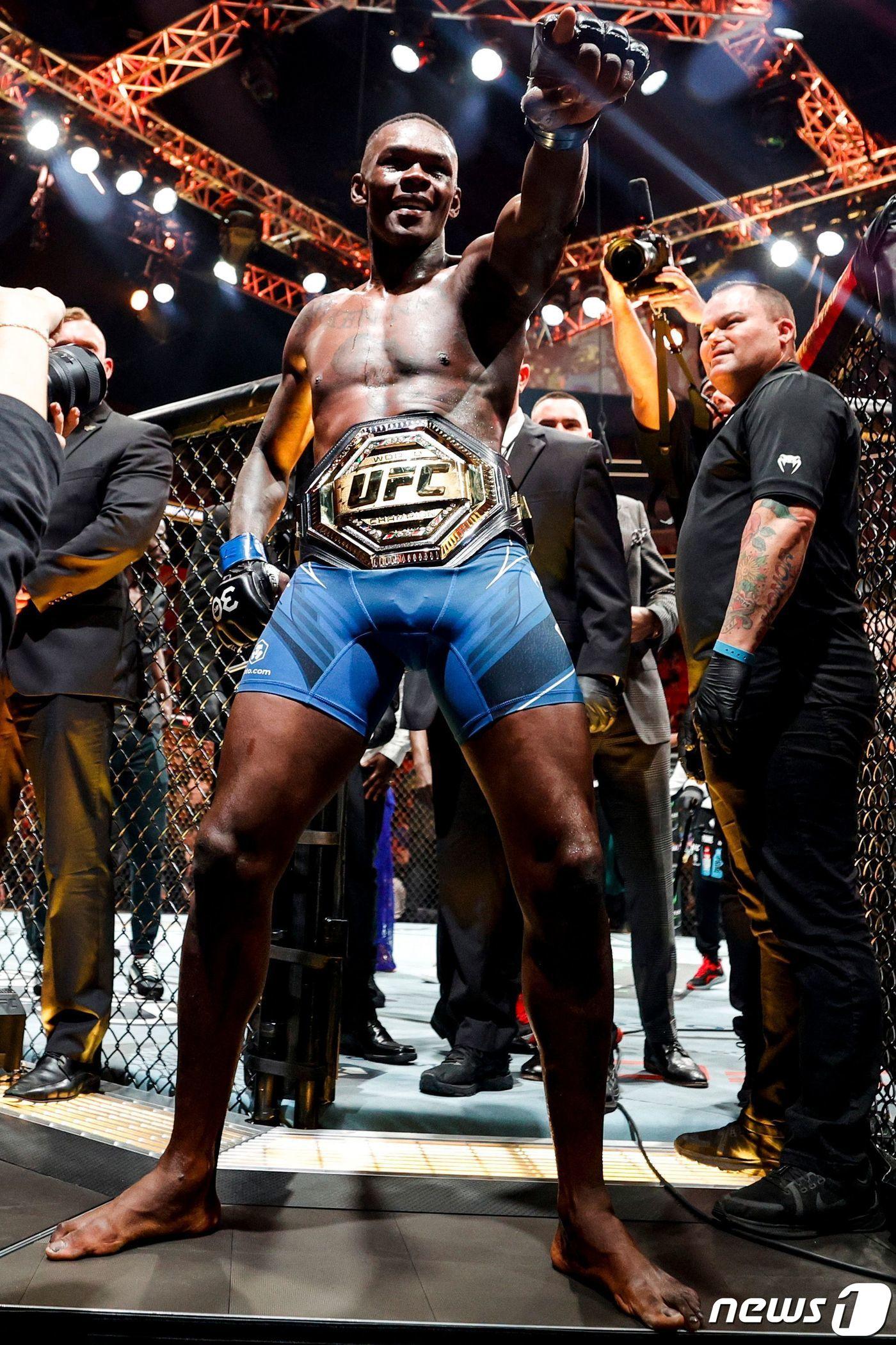 본문 이미지 - UFC 미들급 챔피언 아데산야. ⓒ AFP=뉴스1