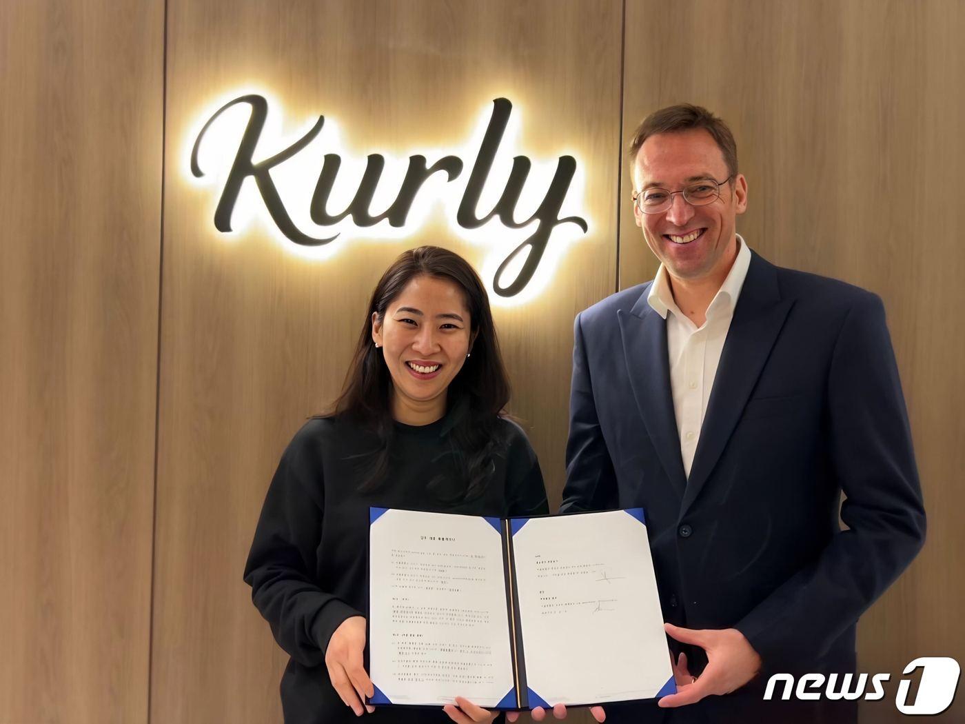 본문 이미지 - 컬리가 로레알코리아와 지난 11일 서울 강남구 컬리 사옥에서 업무 협약을 체결했다. 김슬아 컬리 대표(왼쪽)와 사무엘 뒤 로레알코리아 리테일 대표(오른쪽)가 기념 사진을 촬영했다.(컬리 제공)