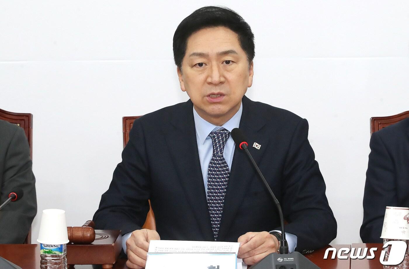 본문 이미지 - 김기현 국민의힘 대표가 12일 오전 서울 여의도 국회에서 열린 당 대표 및 최고위원·중진의원 연석회의에서 모두발언을 하고 있다. 2023.4.12/뉴스1 ⓒ News1 임세영 기자