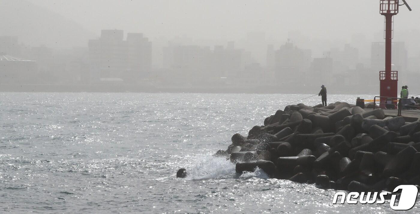 본문 이미지 - 제주시 용담동 용담해안도로에서 바라본 도심이 짙은 미세먼지로 뿌옇게 보이고 있다(뉴스1DB)ⓒ News1 오현지 기자