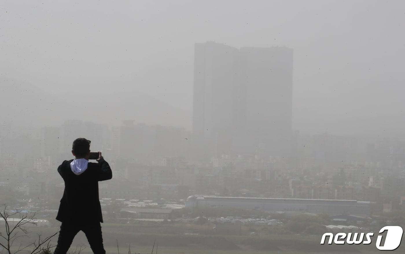 본문 이미지 - 제주에 미세먼지 주의보가 발령된 지난 4월12일 오전 제주시 도두봉에서 바라본 도심이 뿌옇게 보이고 있다. 2023.4.12/뉴스1 ⓒ News1 오현지 기자