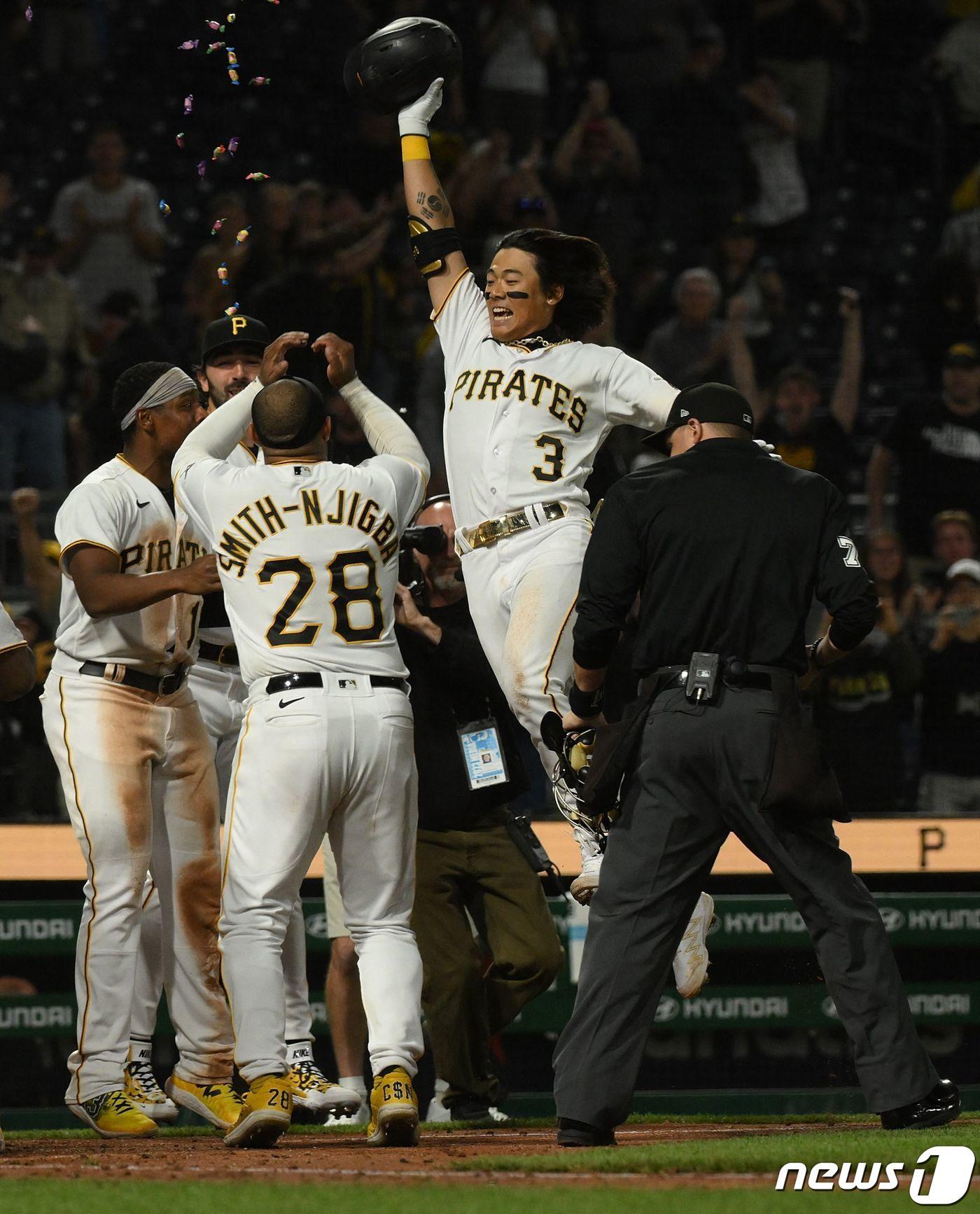 본문 이미지 - 피츠버그 파이리츠 배지환(3번)이 12일(한국시간) 휴스턴 애스트로스전에서 메이저리그 데뷔 후 첫 끝내기 홈런을 친 뒤 세리머니를 하고 있다. ⓒ AFP=뉴스1