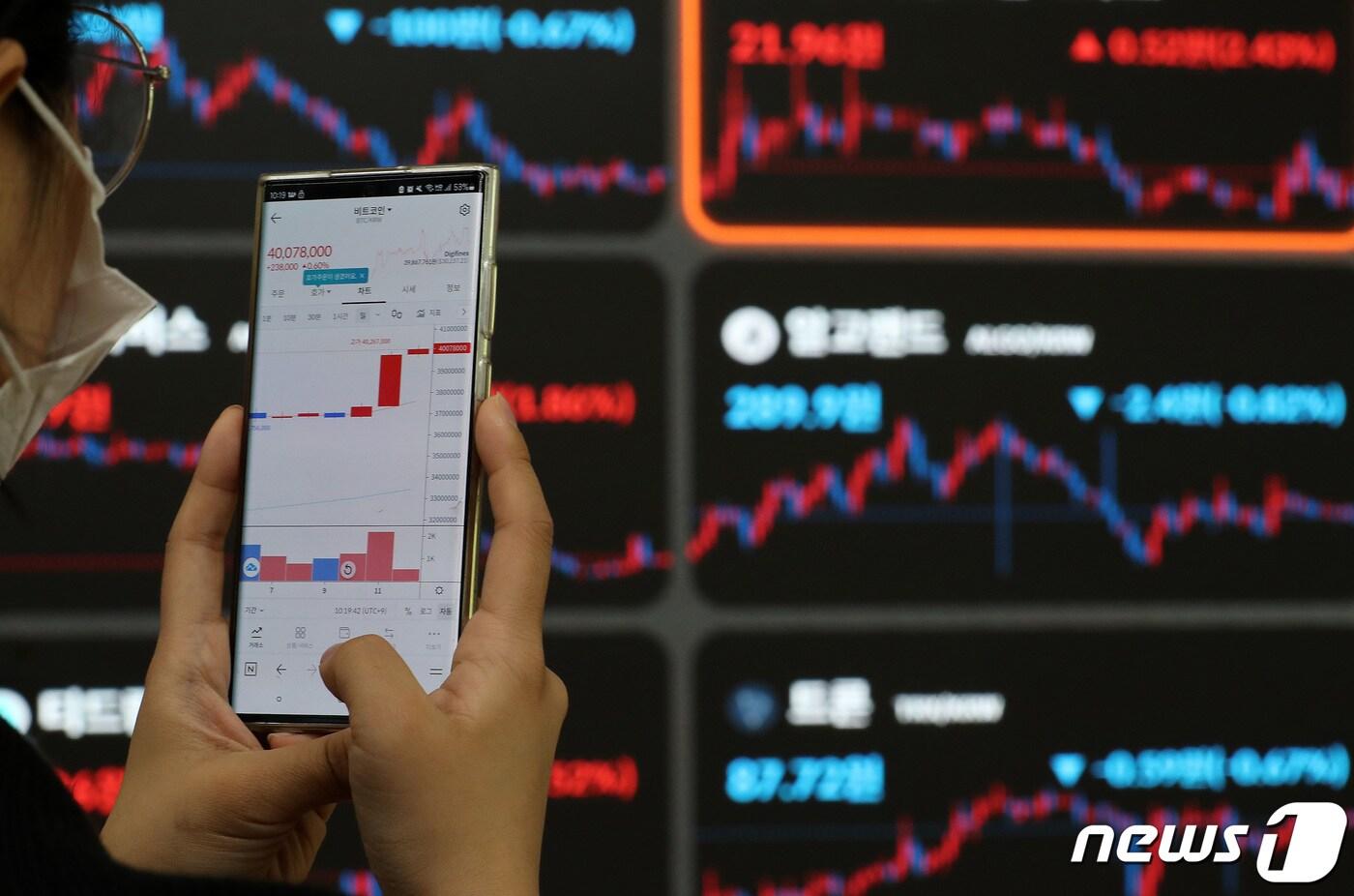 비트코인 시세가 4천만 원대를 넘어선 12일 서울 강남구 빗썸고객센터에서 직원이 비트코인 시세를 모니터링하고 있다. 비트코인이 3만 달러를 돌파한 것은 지난해 6월 이후 10개월 만이다. 2023.4.12/뉴스1 ⓒ News1 이동해 기자