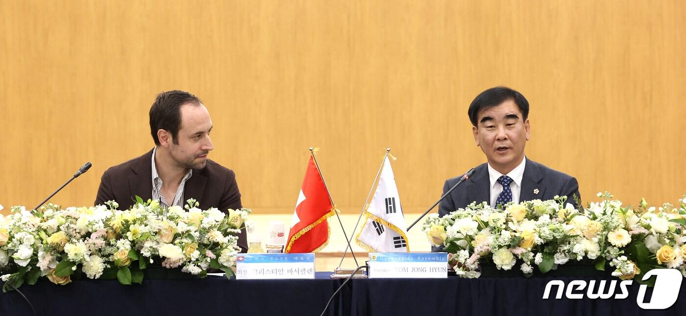 본문 이미지 - ‘스위스-한국 의원친선협회 대표단’(단장 크리스티안 바서팔렌, 왼쪽)을 접견한 염종현 경기도의회 의장이 경제·산업교류 활성화를 위해 적극 협력하겠다는 의사를 전달하고 있다.(경기도의회 제공)/