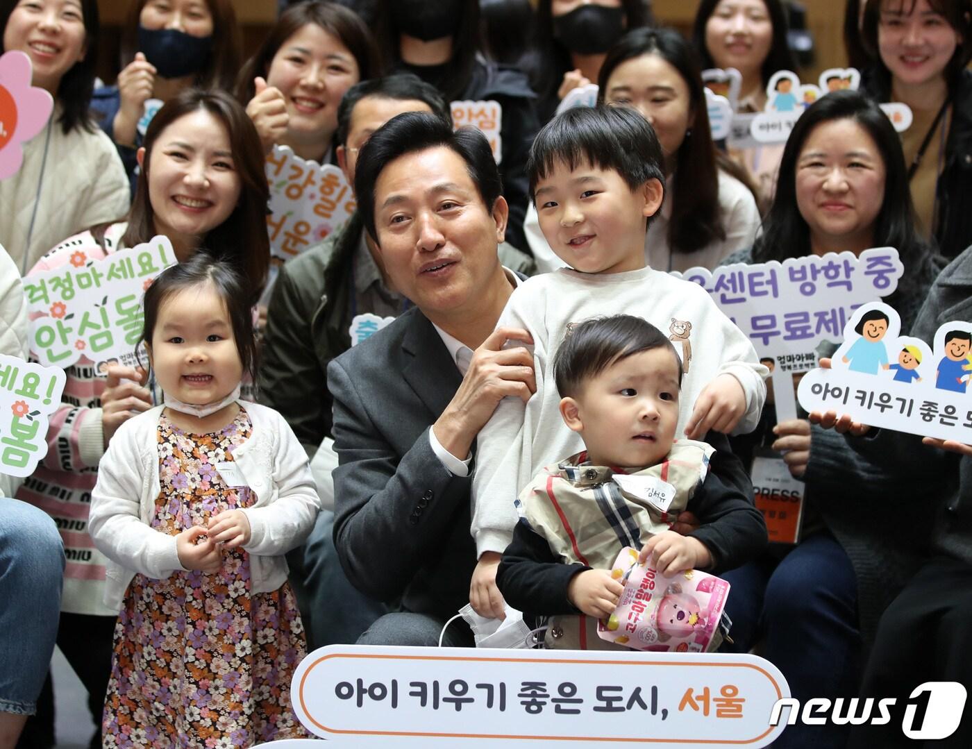 본문 이미지 - 오세훈 서울시장이 지난 4월12일 오전 서울시청 대회의실에서 열린 '서울 엄마아빠에게 듣는다' 간담회에서 참석자들과 기념촬영을 하고 있다. /뉴스1 ⓒ News1 구윤성 기자
