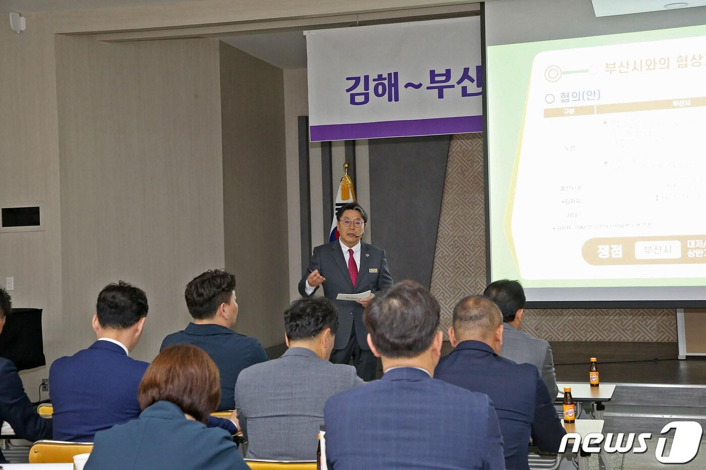 본문 이미지 - 홍태용 김해시장이 김해-부산 시내버스 개편을 앞두고 관련 내용을 알리고자 12일 마련된 설명회에서 시민 질의에 응답하고 있다.(김해시 제공)