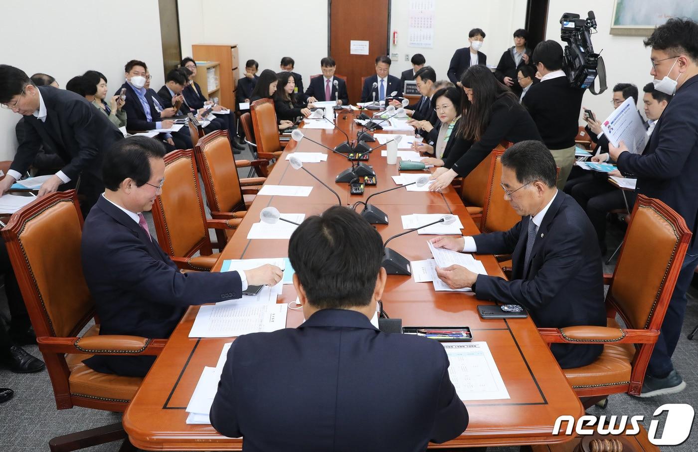 본문 이미지 - 12일 오전 서울 여의도 국회에서 기획재정위원회 경제재정소위원회가 신동근 소위원장 주재로 열리고 있다. 2023.4.12/뉴스1 ⓒ News1 임세영 기자
