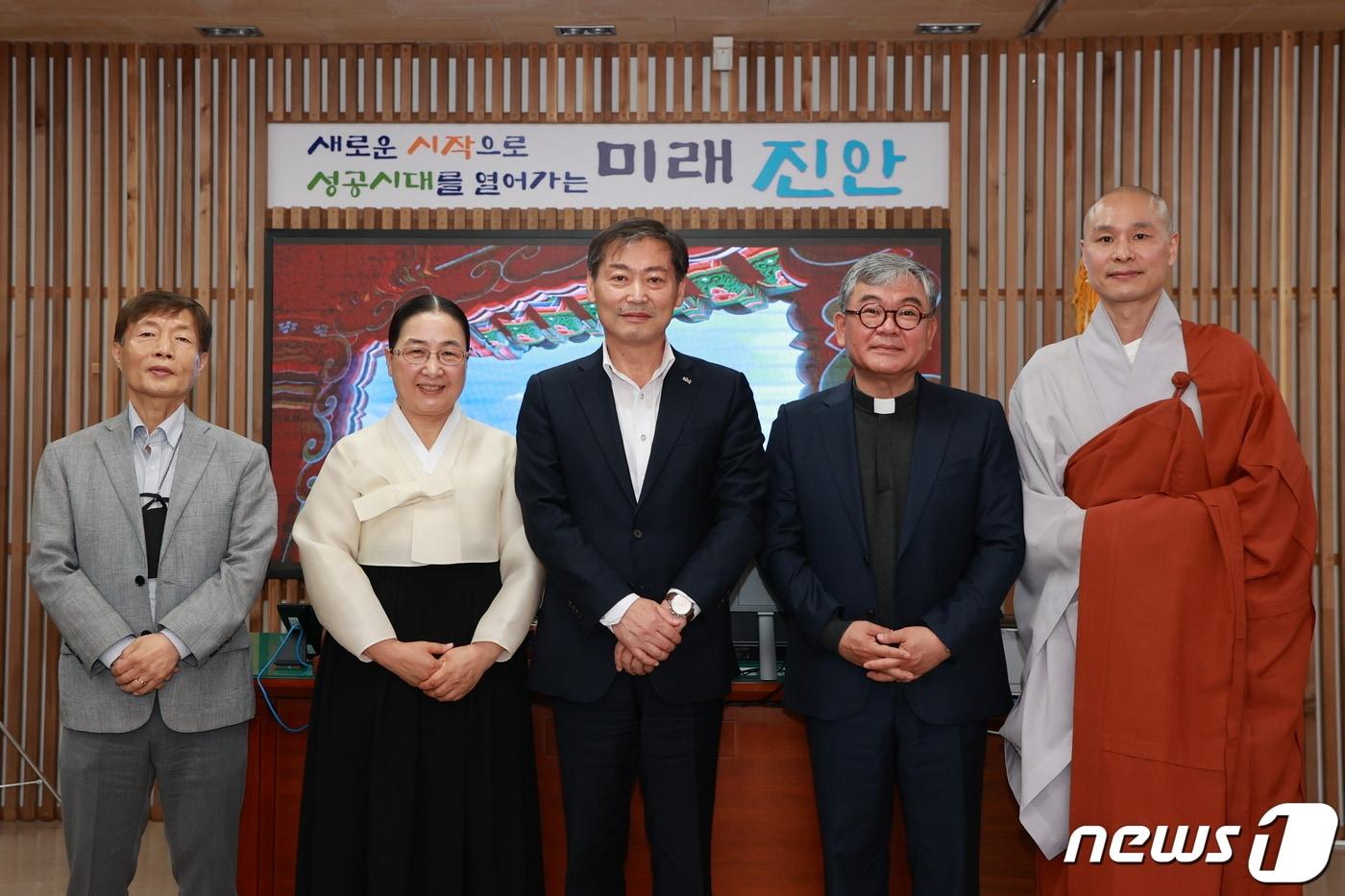 본문 이미지 - 전춘성 전북 진안군수(왼쪽 세번째)가 관내 4대 종단 대표들과 만나 간담회를 가진 뒤 기념촬영을 하고 있다.(진안군 제공)2023.4.12/뉴스1