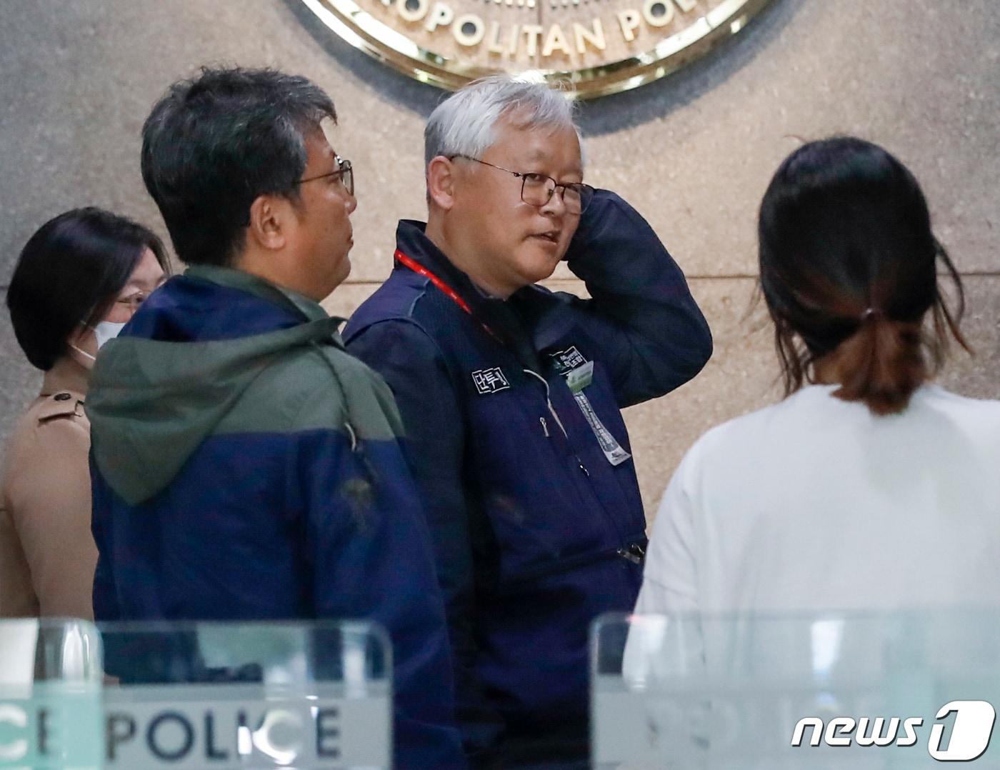 본문 이미지 - 지난 4월 김창년 건설노조 수도권북부지역 본부장이 폭력행위등처벌에관한법률 위반 혐의로 서울 마포구 서울경찰청 마포청사에 피의자 신분으로 조사를 받기 위해 출석했다. 2023.4.12/뉴스1 ⓒ News1 김도우 기자