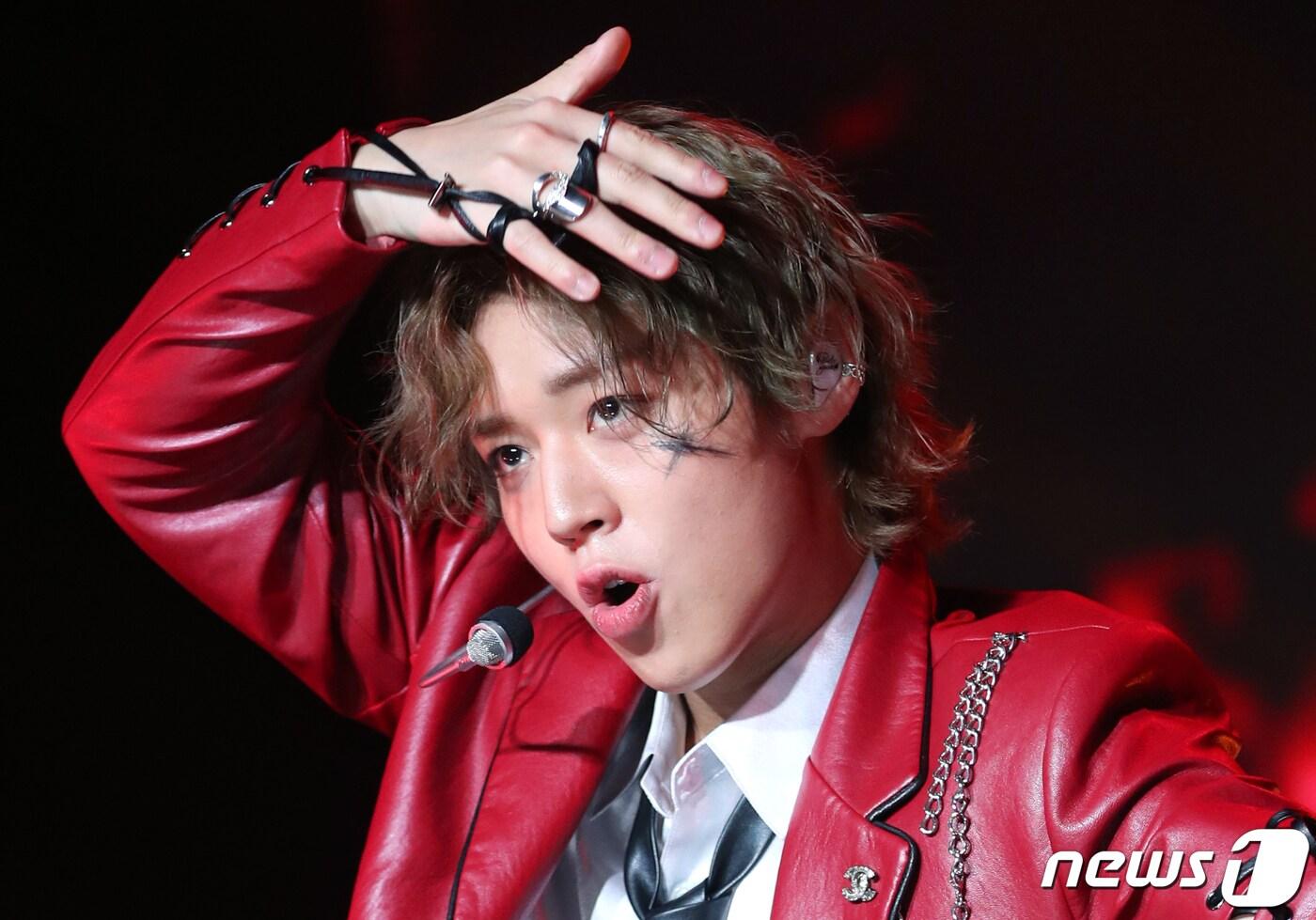 본문 이미지 - 가수 박지훈이 12일 서울 강남구 일지아트홀에서 가진 일곱 번째 미니 앨범 '블랭크 오어 블랙(Blank or Black)' 발매 쇼케이스에서 신곡을 선보이고 있다. 2023.4.12/뉴스1 ⓒ News1 권현진 기자