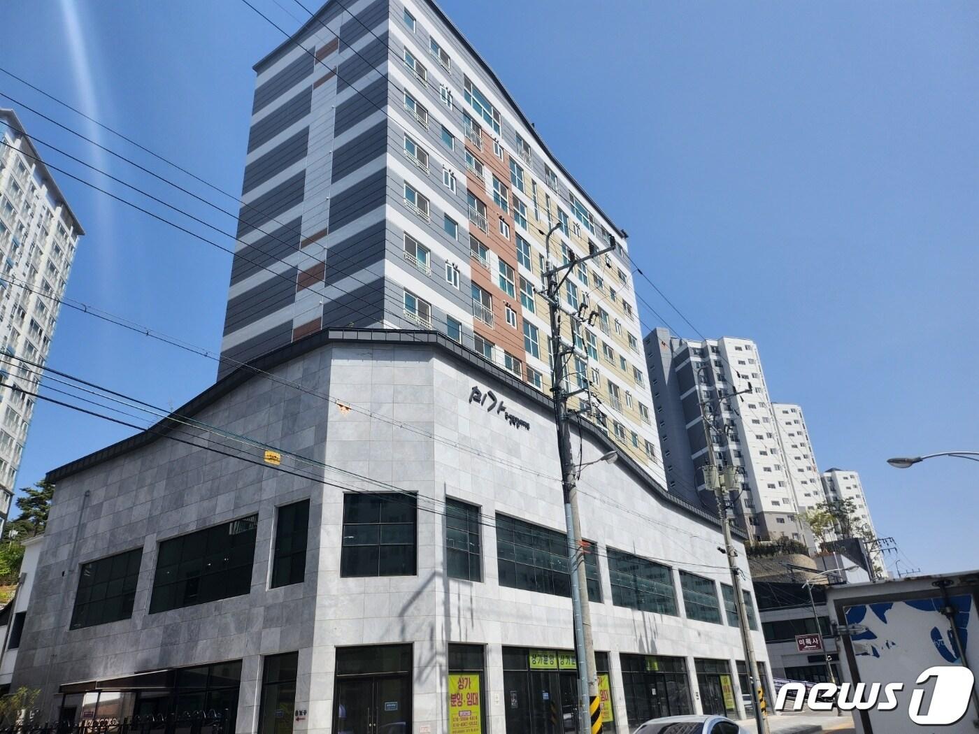 본문 이미지 - 전북 정읍시는 간접흡연의 폐해 예방과 쾌적한 금연 환경 조성을 위해 미가 주상복합아파트를 ‘정읍시 제4호 금연 아파트’로 지정했다. 정읍시 미가 주상복합아파트 전경(정읍시 제공)2023.4.12/뉴스1 