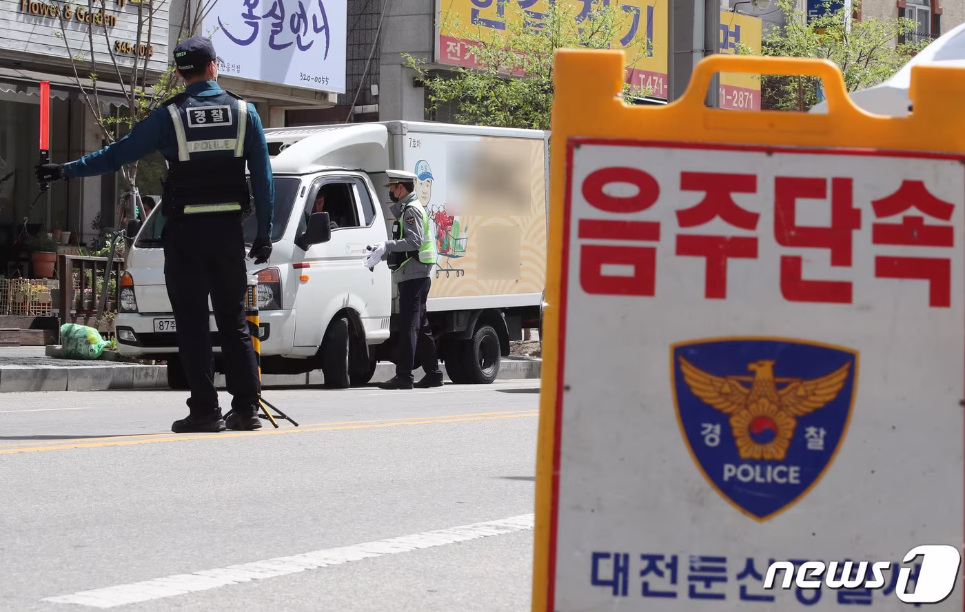 낮술 운전을 단속하는 경찰 ⓒ News1 김기태 기자