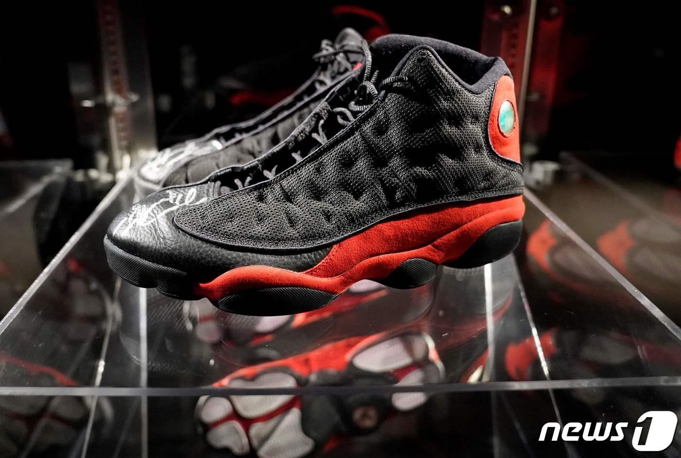 경매에서 29억원에 낙찰된 조던 실착 농구화. ⓒ AFP=뉴스1