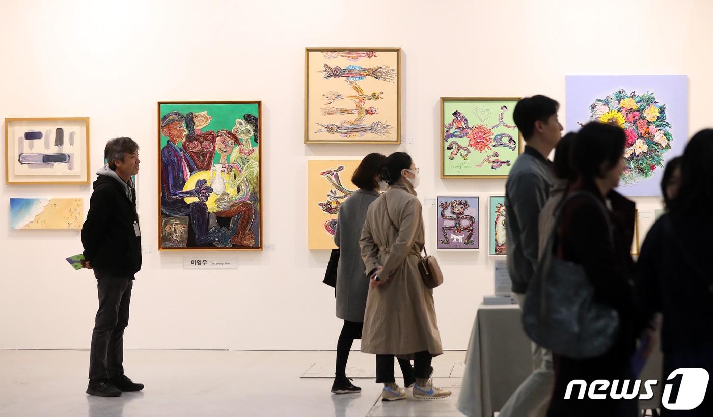 12일 오후 서울 강남구 코엑스에서 열린 ‘제41회 화랑미술제’ 프리뷰를 찾은 관람객들이 전시된 작품을 관람하고 있다. 국내 최장수 미술품 장터로 올해 41회를 맞이한 화랑미술제는 역대 가장 많은 156개 국내 갤러리가 참여해 작가 9백여 명의 작품 만여 점을 전시·판매한다. 2023.4.12/뉴스1 ⓒ News1 김진환 기자