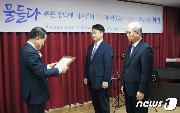 본문 이미지 - 국가철도공단 이계승 수도권본부장(오른쪽 두 번째)이 ‘서울특별시의회 의장표창’을 수상하고 있다. (국가철도공단 제공) / 뉴스1