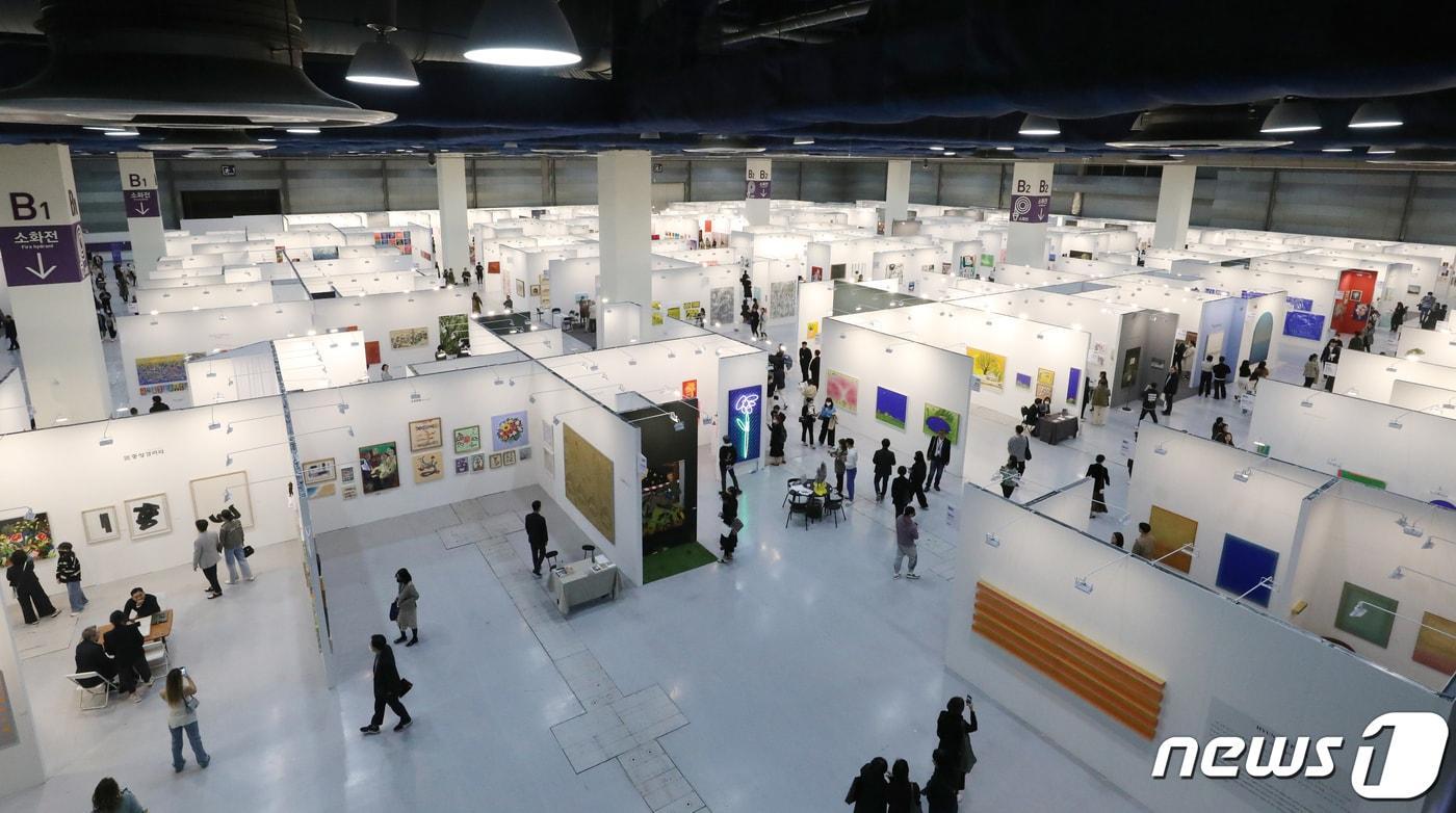 본문 이미지 - 서울 강남구 코엑스에서 열린 ‘제41회 화랑미술제’ 프리뷰를 찾은 관람객들이 전시된 작품을 관람하고 있다.  2023.4.12/뉴스1 ⓒ News1 김진환 기자