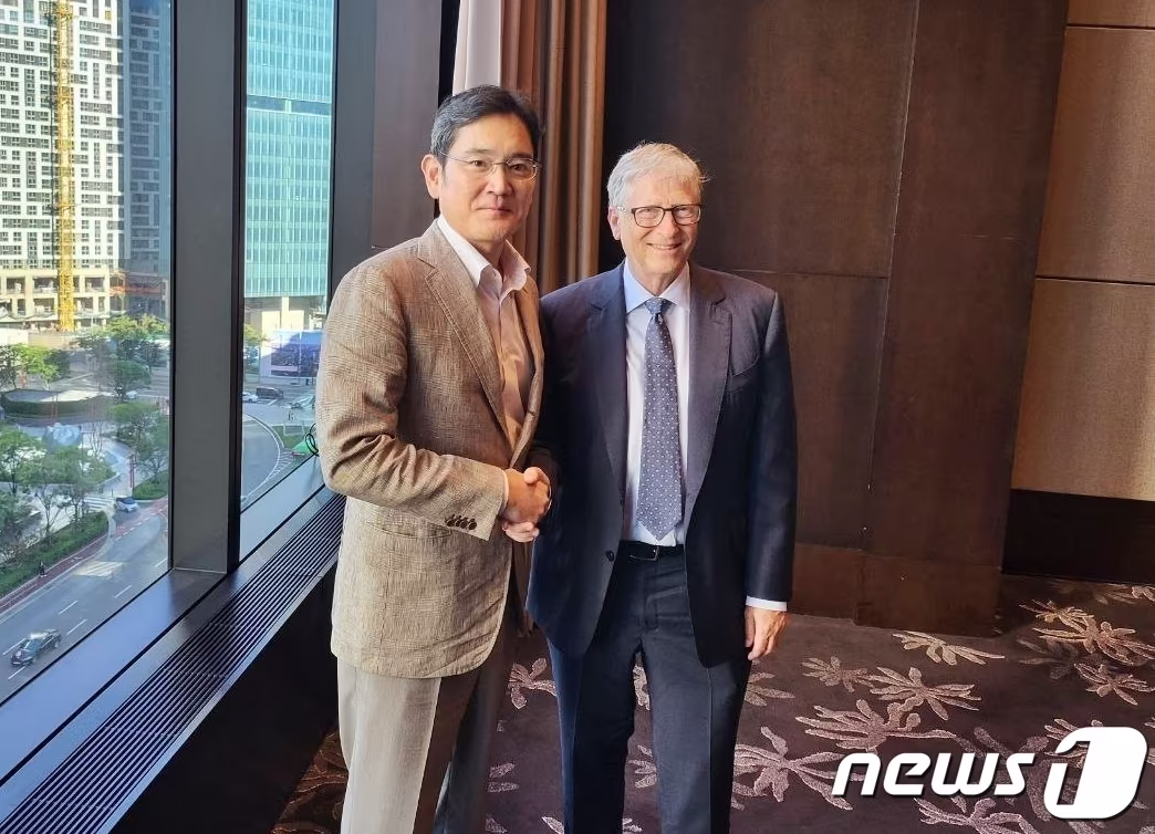 본문 이미지 -  지난해 8월 한국에서 만난 이재용 삼성전자 회장과 마이크로소프트&#40;MS&#41; 창업자 &#39;빌 게이츠&#39; &#40;삼성전자 제공&#41;