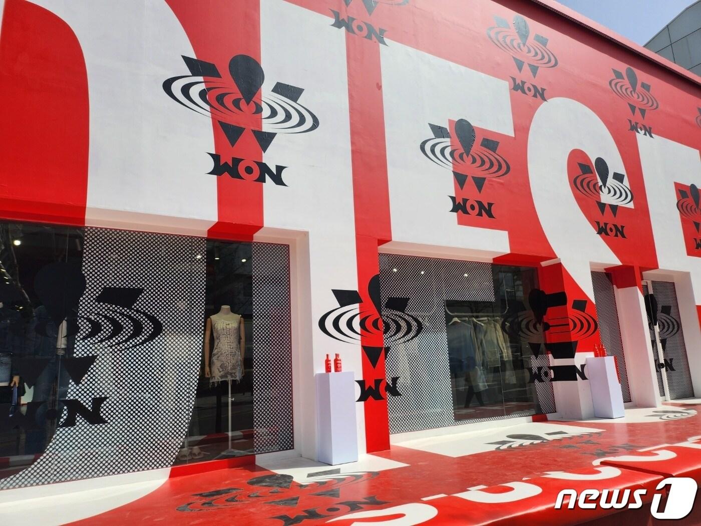 본문 이미지 - 서울 용산구 한남동에 위치한 '원소주 X 디젤 팝업스토어'.  2023.04.12/뉴스1 ⓒ News1 이상학기자