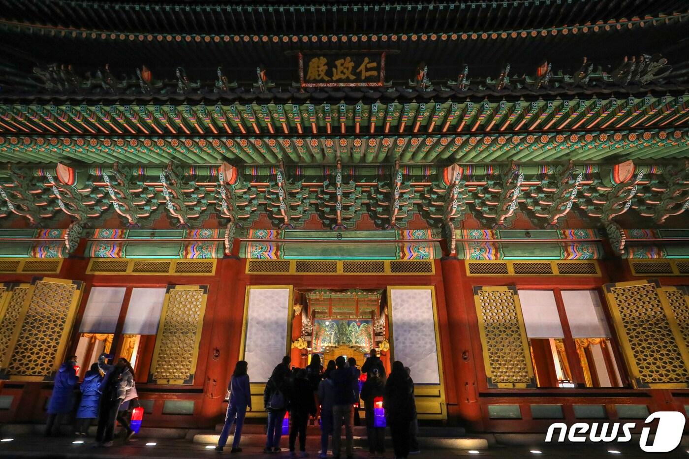 본문 이미지 - 12일 오후 서울 종로구 창덕궁에서 열린 '2023 창덕궁 달빛기행'을 찾은 관람객들이 청사초롱을 들고 궁궐을 둘러보고 있다. 2023.4.12/뉴스1 ⓒ News1 민경석 기자