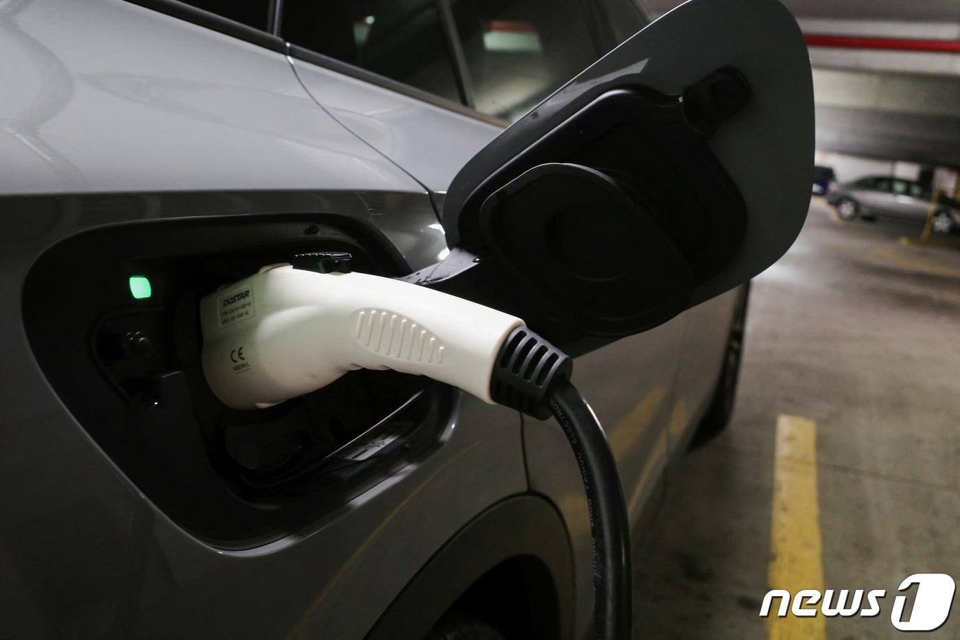 본문 이미지 - 지난 3월 미국 메릴랜드주 볼티모어시가 소유한 주차장 내 전기차 충전소에서 한 전기차가 충전을 하고 있는 모습. ⓒ 로이터=뉴스1