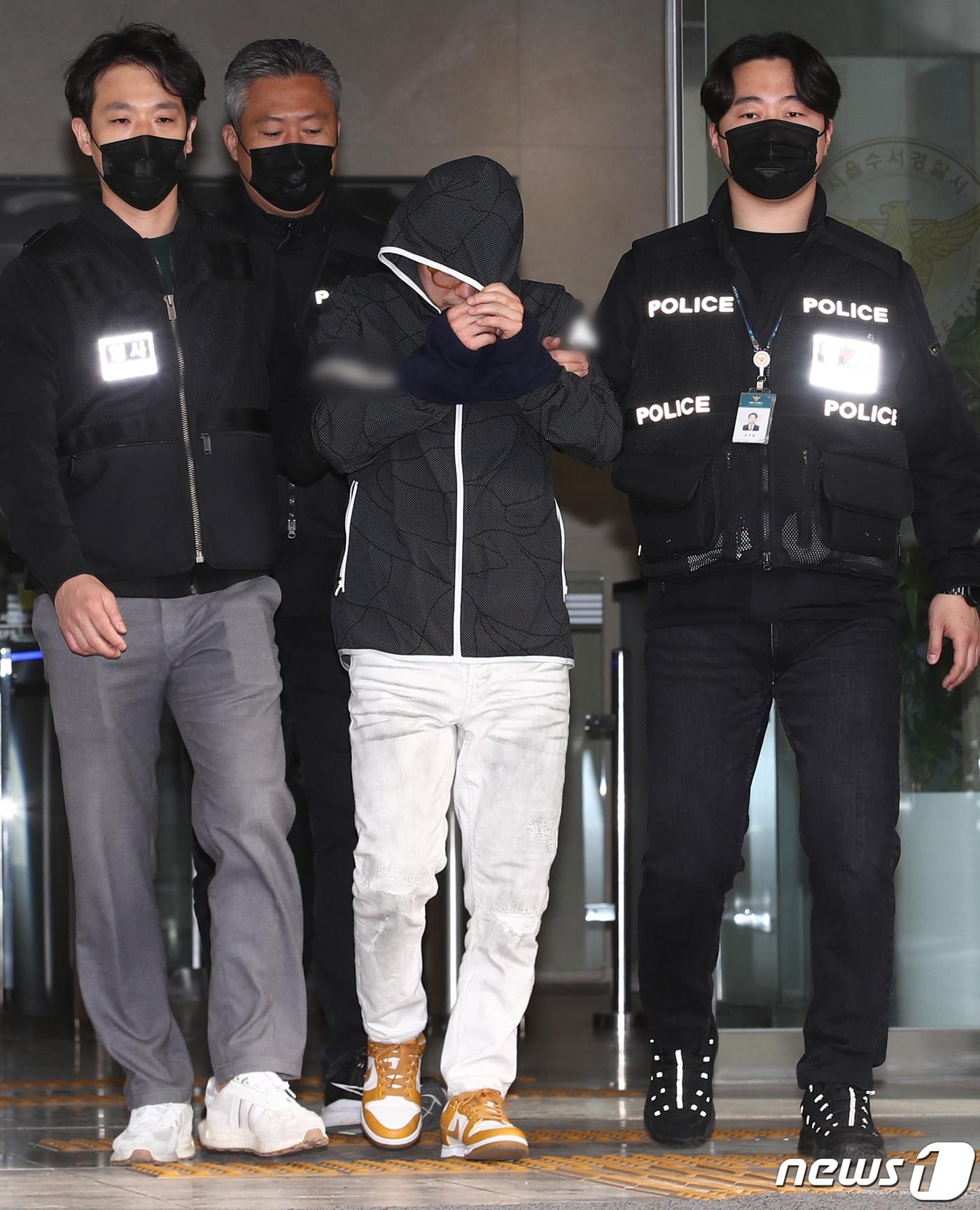 본문 이미지 - '강남 40대 여성 납치·살해 사건'의 배후로 지목된 재력가 부부 중 남편 유상원(50)이 13일 서울 수서경찰서에서 검찰로 송치되고 있다. 2023.4.13/뉴스1 ⓒ News1 김민지 기자