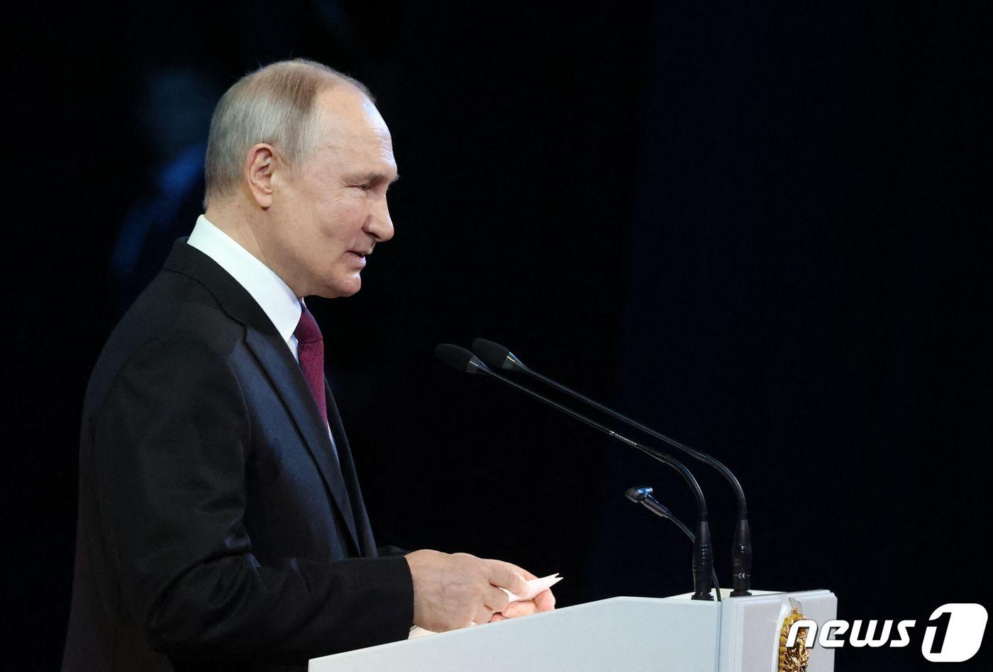 본문 이미지 - 블라디미르 푸틴 러시아 대통령이 12일 (현지시간) 모스크바 크렘린 궁에서 유리 가가린이 세계 최초의 우주 비행에 성공한 날을 기념하는 우주인의 날을 맞아 연설을 하고 있다. ⓒ AFP=뉴스1 ⓒ News1 우동명 기자