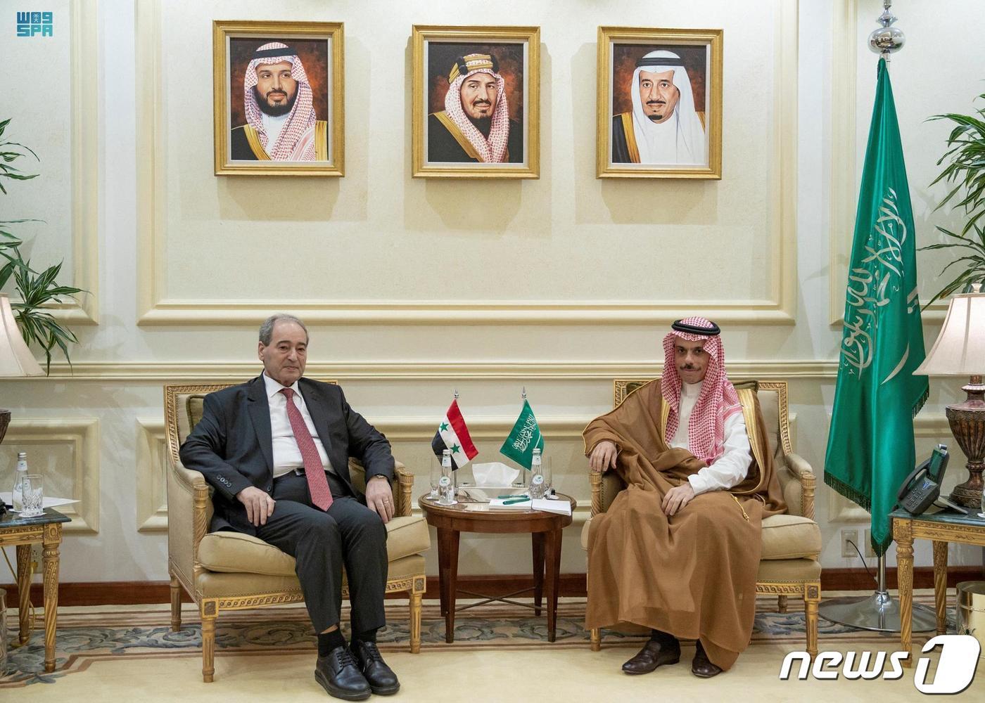 본문 이미지 - 파이살 빈 파르한 알사우드 사우디아라비아 외교장관이 12일 (현지시간) 제다를 방문한 파이잘 메크다드 시리아 외무장관과 회담을 하고 있다. ⓒ AFP=뉴스1 ⓒ News1 우동명 기자
