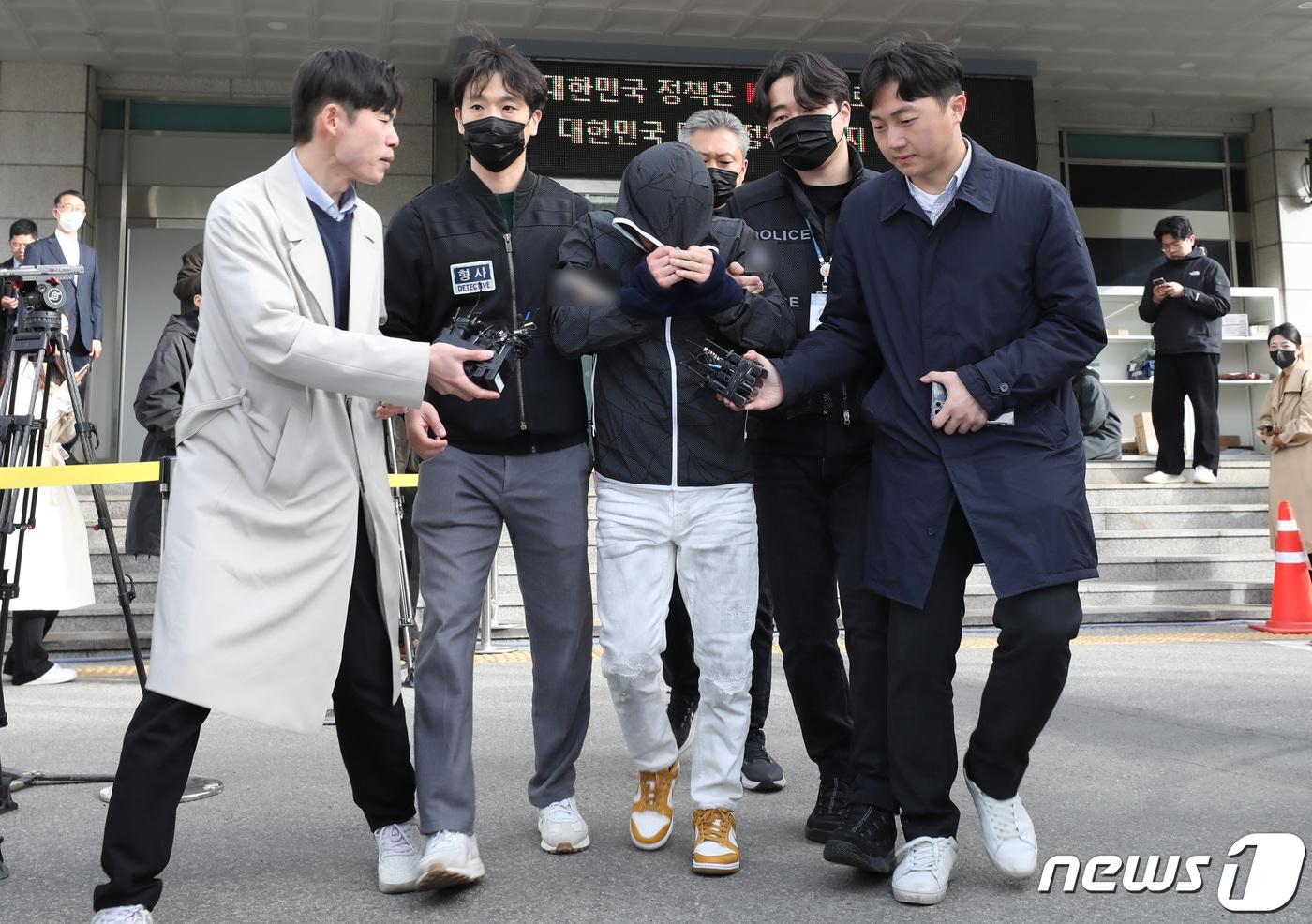 본문 이미지 - '강남 40대 여성 납치·살해 사건'의 배후로 지목된 재력가 부부 중 남편 유상원(50)이 13일 서울 강남구 수서경찰서에서 검찰로 송치되고 있다. 2023.4.13/뉴스1 ⓒ News1 김민지 기자