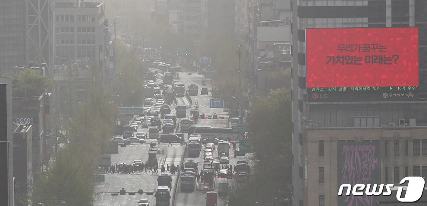 본문 이미지 - 황사의 영향으로 전국 미세먼지 농도가 '매우 나쁨' 수준을 보인 13일 서울 종로구의 한 빌딩에서 바라본 광화문일대가 뿌옇게 보이고 있다. 2023.4.13/뉴스1 ⓒ News1 박지혜 기자