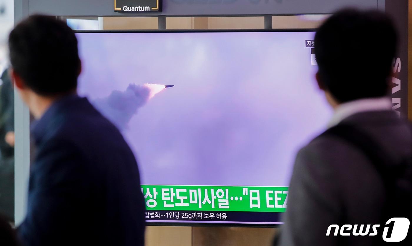본문 이미지 - 서울역 대합실에서 시민들이 북한의 탄도미사일 발사 관련 뉴스를 시청하고 있다. 2023.4.13/뉴스1 ⓒ News1 김도우 기자