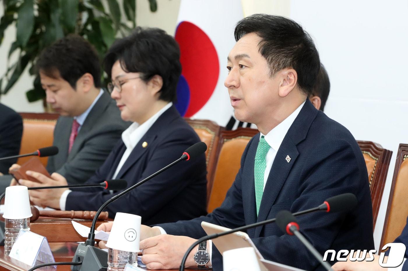 본문 이미지 - 김기현 국민의힘 대표가 13일 오전 서울 여의도 국회에서 열린 최고위원회의에서 모두발언을 하고 있다. 2023.4.13/뉴스1 ⓒ News1 황기선 기자