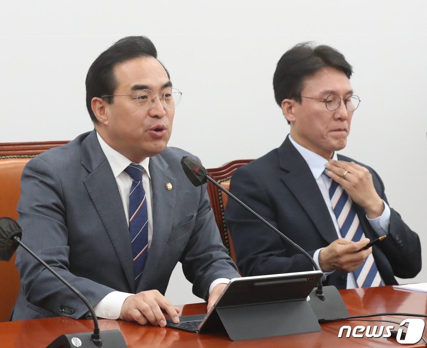 본문 이미지 - 박홍근 더불어민주당 원내대표가 13일 오전 서울 여의도 국회에서 열린 정책조정회의에서 모두 발언을 하고 있다. 2023.4.13/뉴스1 ⓒ News1 송원영 기자