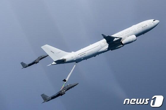 본문 이미지 - 공군 다목적 공중급유수송기 KC-330 시그너스가 12일 서해 상공에서 F-15K 전투기에 대한 공중 급유훈련을 하고 있다. (공군 제공) 2023.4.13/뉴스1