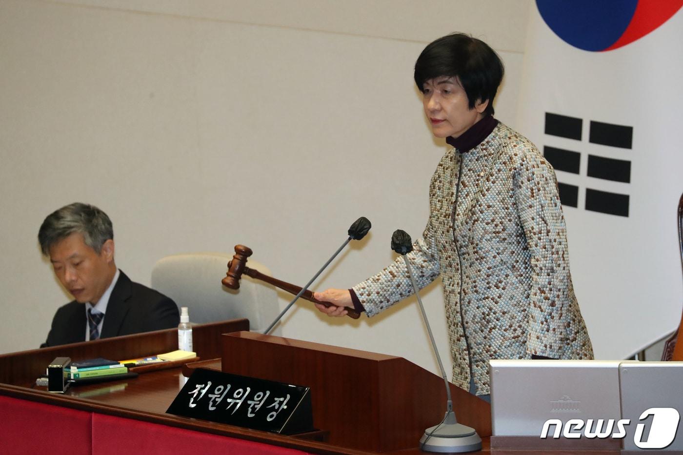 본문 이미지 - 김영주 국회 전원위원장이 13일 오전 서울 여의도 국회에서 열린 제405회국회(임시회) 제4차 국회의원 선거제도 개선에 관한 결의안 심사를 위한 전원위원회에서 의사봉을 두드리고 있다. 2023.4.13/뉴스1 ⓒ News1 황기선 기자