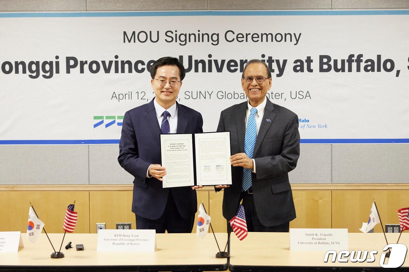 본문 이미지 - 현지시간 12일 오전 미국 뉴욕 SUNY Global center 에서 김동연 경기도지가 사티쉬 K. 트리파티 (Satish K. Tripathi)뉴욕주립대버팔로 총장과 경기청년 사다리 프로그램 협약식을 갖고 기념촬영을 하고 있다.(경기도 제공)