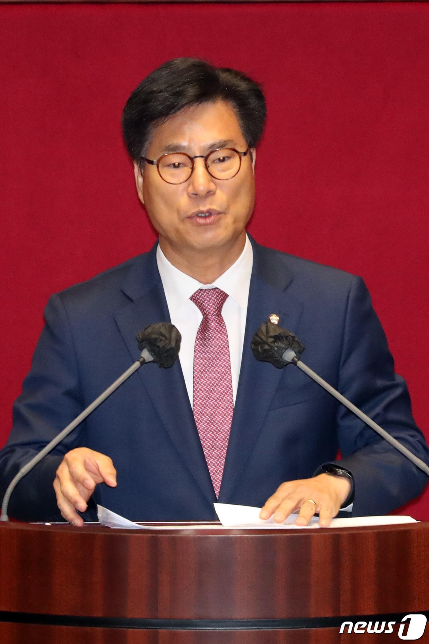 본문 이미지 - 김영식 국민의힘 의원이 13일 오전 서울 여의도 국회에서 열린 제405회국회(임시회) 제4차 국회의원 선거제도 개선에 관한 결의안 심사를 위한 전원위원회에서 발언을 하고 있다. 2023.4.13/뉴스1 ⓒ News1 황기선 기자