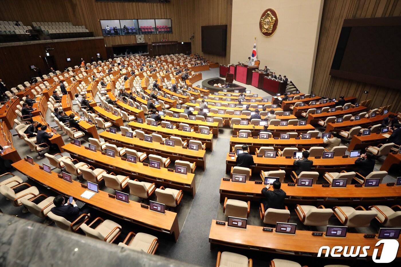 본문 이미지 - 13일 오전 서울 여의도 국회에서 열린 제405회국회(임시회) 제4차 국회의원 선거제도 개선에 관한 결의안 심사를 위한 전원위원회에서 의원들 자리 곳곳이 비어있다. 2023.4.13/뉴스1 ⓒ News1 황기선 기자