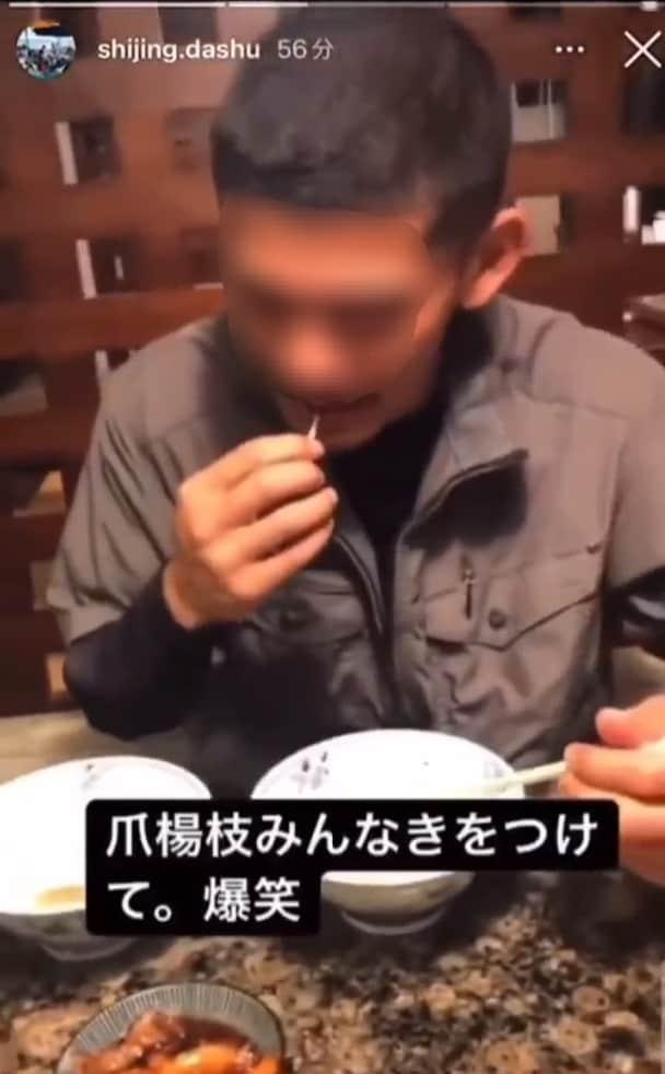 본문 이미지 - 일본 도치기현(県) 소재 한 음식점에서 다 쓴 이쑤시개를 원래 통에 넣는 등 비위생적인 행동을 SNS에 영상으로 유포한 일본인 남성. 게시물에는 "다들 이쑤시개 조심해. 폭소"라는 문장까지 덧붙였다.
