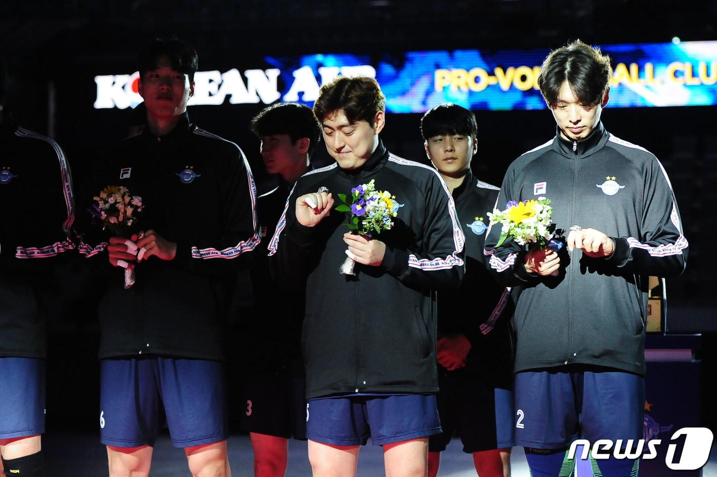 개인 통산 10번째 우승을 차지한 유광우(가운데). 지난해 우승 반지 수여식에 참가한 모습. (한국배구연맹 제공)