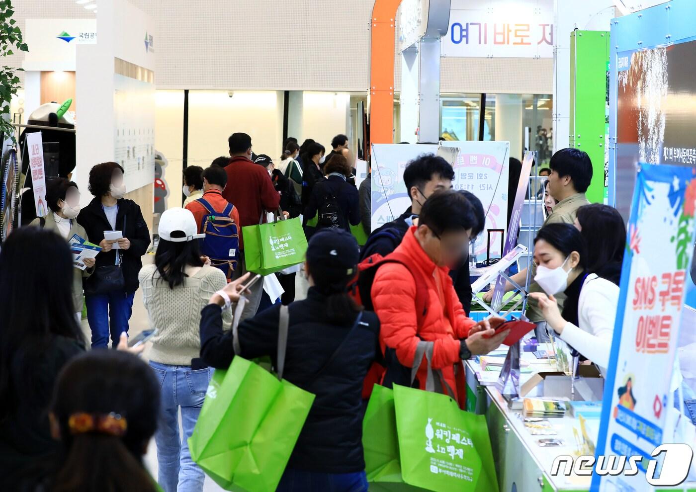 지난 2023년 동대문디자인플라자(DDP)에서 ‘내 나라 로컬여행 버킷리스트’를 주제로 열린 ‘2023 내 나라 여행박람회’가 관람객들로 붐비고 있다. 2023.4.13/뉴스1 ⓒ News1 박정호 기자