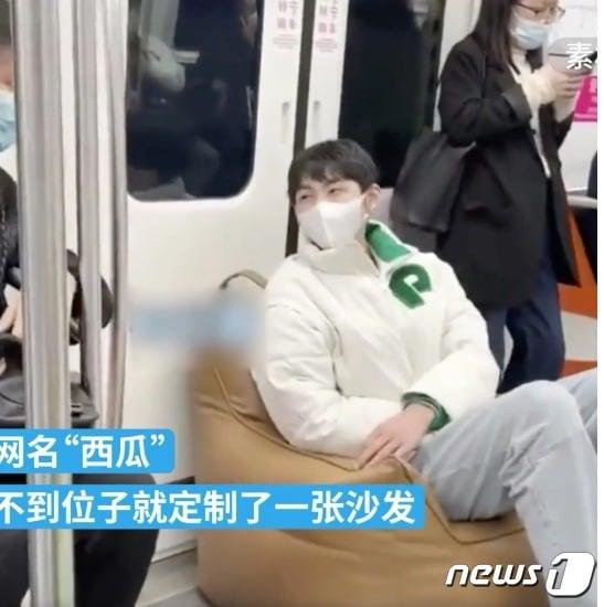 본문 이미지 - 지하철에서 휴대용 소파에 앉아 있는 남성 - 웨이보 갈무리