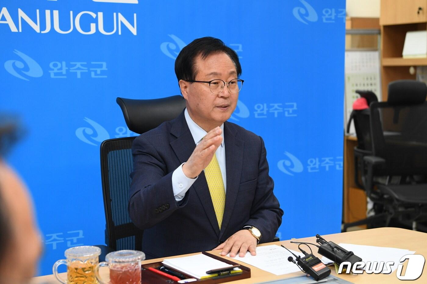 유희태 완주군수는 13일 군청 브리핑룸에서 기자간담회를 열고 "올해 매출 1조원을 바라보는 국내 택배업계 시장 점유율 4위 업체인 ㈜로젠이 본사를 완주군으로 옮기기로 했다"고 밝혔다.(완주군 제공)2023.4.13/뉴스1