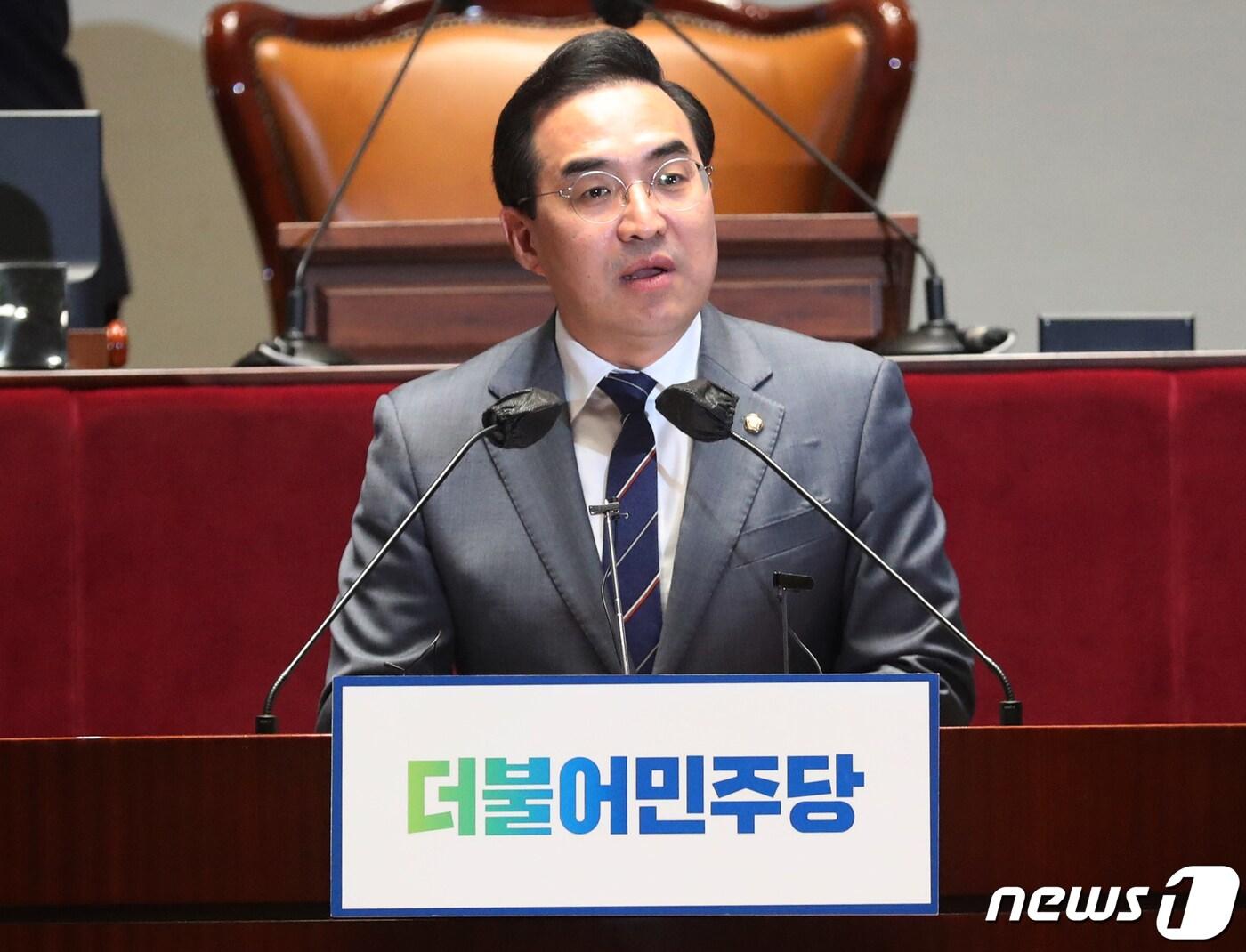 본문 이미지 - 박홍근 더불어민주당 원내대표가 13일 오후 서울 여의도 국회 예결위회의장에서 열린 의원 총회에서 발언을 하고 있다. 2023.4.13/뉴스1 ⓒ News1 송원영 기자